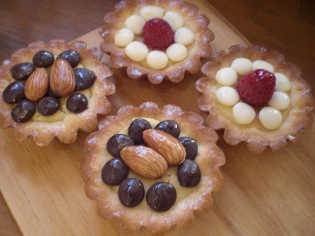 アーモンドとチョコのタルトと木いちごとホワイトチョコのタルト